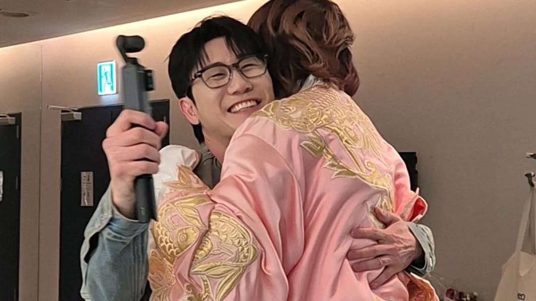 Daisytak_01's tweet image. #Repost @eun_young_kang 
——
히든싱어 김장훈편
녹화후 제작진들과 단체사진 촬영할때까지 남아 장훈오빠보다도 늦게 퇴근한 의리남 영탁이 💙
모두 고생 많으셨습니다 😀

#히든싱어 #김장훈 #영탁