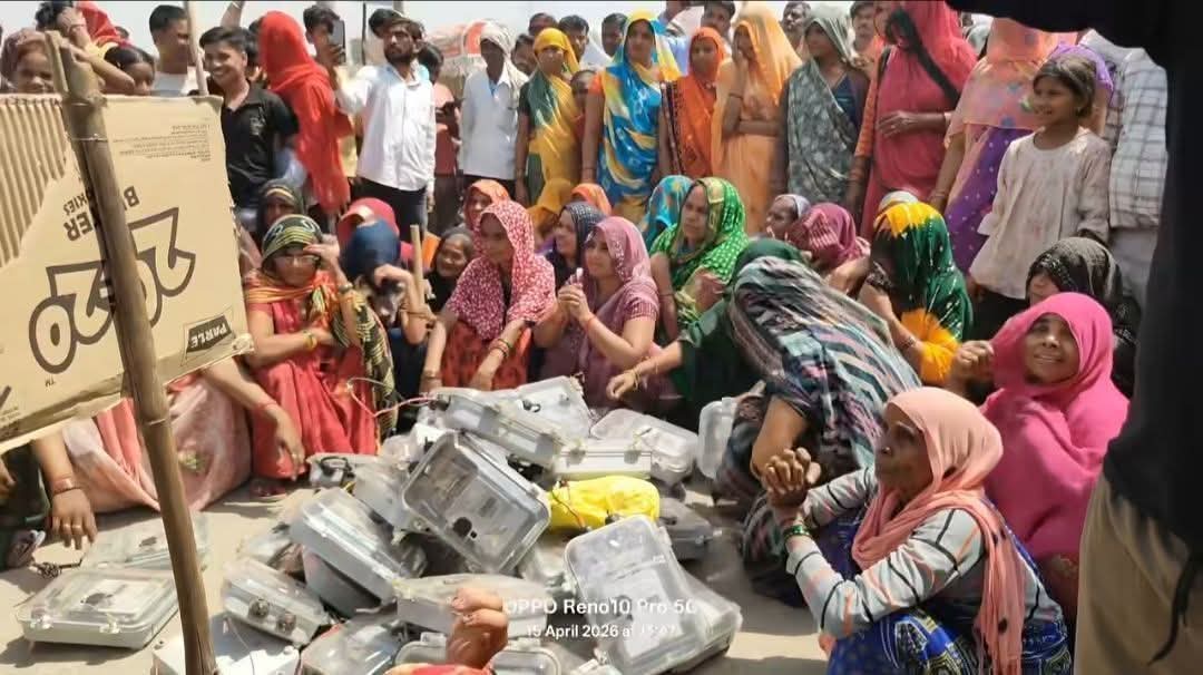 AtulPrabhakarS1's tweet photo. उत्तर प्रदेश के जालौन में जनता ने उखाड़ फेंके स्मार्ट मीटर, SDO–JE पिटाई के डर से कार्यालय छोड़कर भागे 

अगर ऐसे ही चलता रहा और लोकल विधायकों ने मुद्दा नहीं उठाया तो 2027 में भाजपा का सूपड़ा साफ है। 
@myogiadityanath @aksharmaBharat @kpmaurya1 @brajeshpathakup https://t.co/QuGca4kEbe