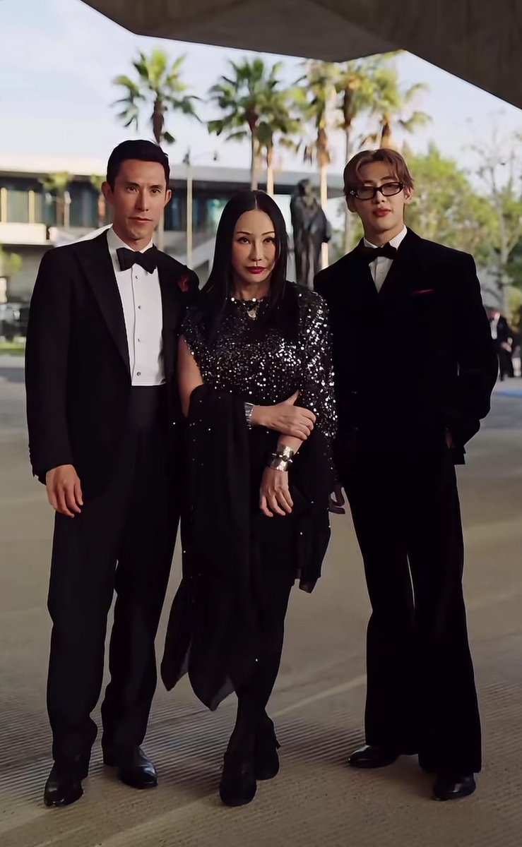 น้องแบมร่วมเฟรมกับคุณ Eva Chow (คนกลาง)​ คือผู้ก่อตั้งแบรนด์ KHEE Soju​ และบุคคลผู้ทรงอิทธิพลในวงการ แฟชั่น ศิลปะ ภาพยนตร์ และธุรกิจ

#DavidGeffenxBamBam