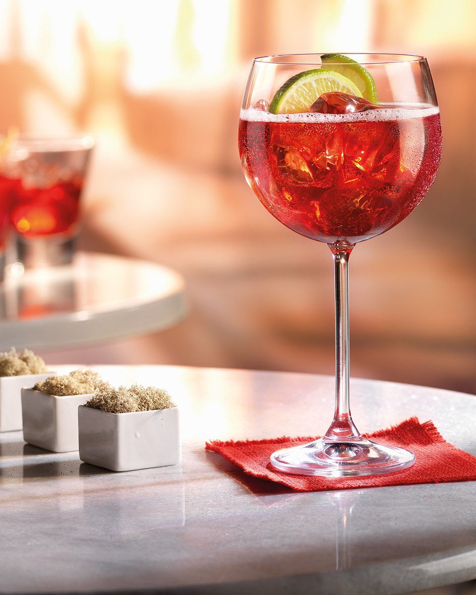 Campari_Japan's tweet photo. #カンパリ のほろ苦さに、トニックウォーターのさやわかな甘みを加えたカクテル #カンパリトニック 。
柑橘の華やかなノーズに、さっぱりした軽快な飲み口。
食前酒やリラックスタイムに、ぜひ。
　
#Campari #CampariTonic #EnjoyResponsibly https://t.co/L1hvhMzl7i