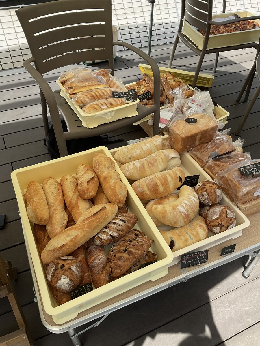 nihonkai_hosp's tweet photo. 本日、ナカニワマルシェに「melba」さんが出店されました。
どの商品も手に取りたくなる、心ときめくパンがたくさん並んでいます🥐

日　時：毎月第３金曜日（※11月まで）
　　　　11：00～商品がなくなり次第終了
場　所：日本海総合病院　ナカニワテラス https://t.co/Kx3PbirVXq