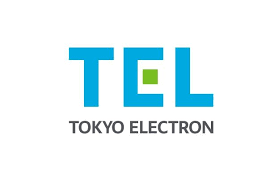 hiro_panketing's tweet photo. 東京エレクトロン、営業利益6,973億円（前年比53%増）。
半導体を「作る」会社やない。作る「装置」を作る会社がこの利益を叩き出してる。

AI向け半導体の需要が爆発し、装置の引き合いが急増してる。

なんで？

❶EUV露光用の塗布現像装置で世界シェア100%。半導体を焼き付ける前の「下準備」を独占してる。ASMLが露光で独占、レーザーテックが検査で独占。この3社がおらんと最先端の半導体は作れん。日本企業が2社入ってるの、すごない？

❷攻めの規模が桁違い。5年間でR&Dに1.5兆円、設備投資7,000億円。5年で7,000人増員。中期目標は売上3兆円。

❸ただし売上の4割が中国。地政学リスクで来期は30%前後に低下する見通し。それでもAI向け装置市場だけで2.5兆円あるから、中国が減っても成長できる構造を作ろうとしてる。

つまり「AI時代の勝者は半導体メーカーやなくて、装置を作る会社」やってこと。

技術の上流を押さえた会社が一番強い。
あなたの業界で「上流」押さえられてない？