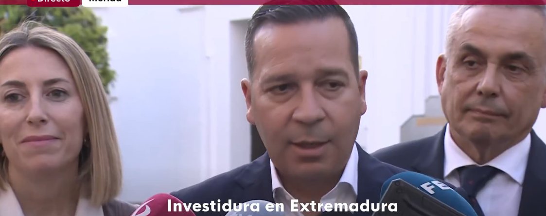 .<a href="/MGuardiolaM/">María Guardiola</a> feliz al lado de los misóginos, machistas y homófobos, todo sea por mantener el culo en el sillón, ahora no hay pucherazo.
El PP es la misma mierda que Vox.