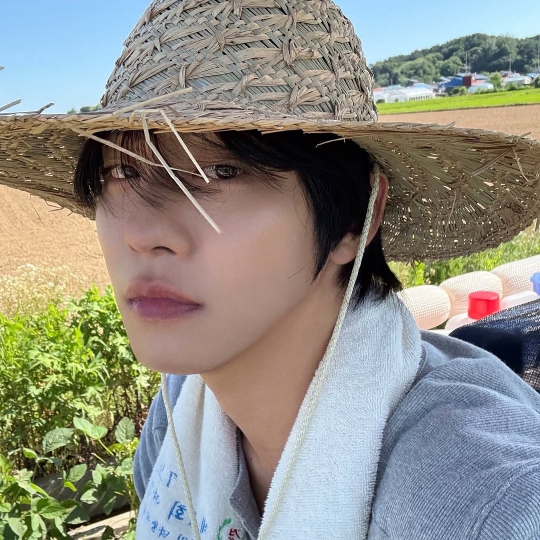 It’s soon strawberry season! 🍓🍰

#AHNHYOSEOP #안효섭