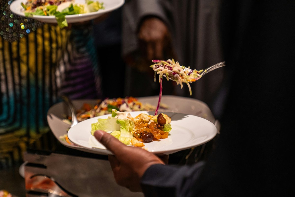 yaldafrica's tweet image. #PersonalDevelopment 
Seen the viral meme of a man juggling three plates of food? Maybe you’ve done the same 🍽️🫣 Feeling lost at buffets or networking events? Don’t worry, buffet etiquette can be learnt!  🔗 Tips: tinyurl.com/mxxnes3c

What’s one etiquette rule you think