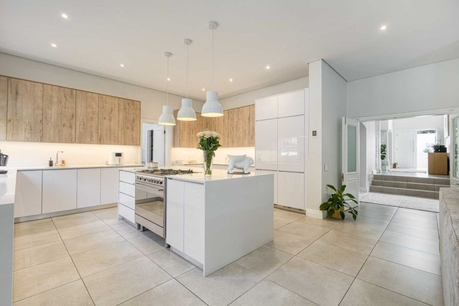 propcentralsa's tweet image. Peaceful living awaits in this Dainfern Golf Estate. View it now at buff.ly/RZAk9a4 listed for R13,750,000
4 Bedrooms| 4.5 Bathrooms| 3 Garages| Pool
Follow #PropertyCentral for #EXTREME property
#DreamHome #ModernLiving #CulDeSacLife