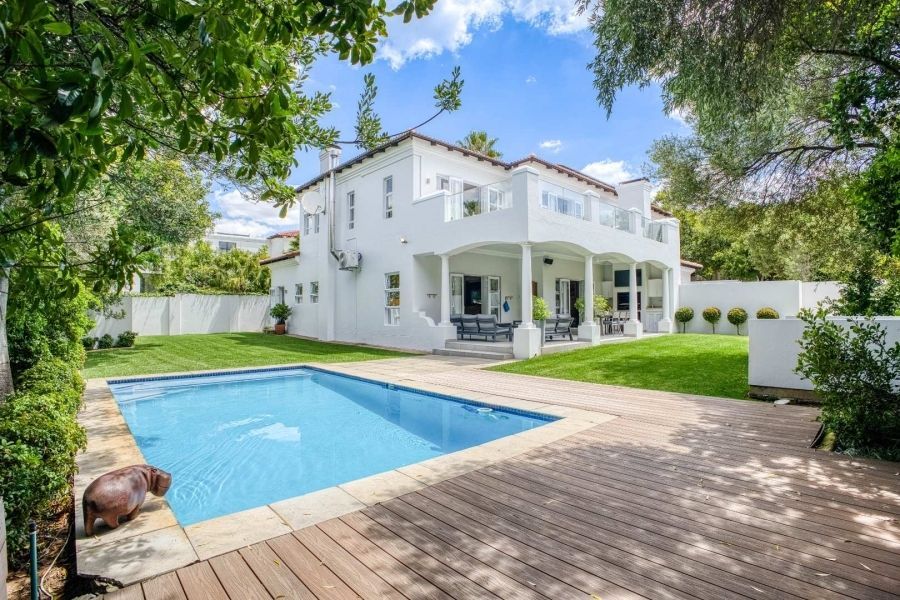 propcentralsa's tweet image. Peaceful living awaits in this Dainfern Golf Estate. View it now at buff.ly/RZAk9a4 listed for R13,750,000
4 Bedrooms| 4.5 Bathrooms| 3 Garages| Pool
Follow #PropertyCentral for #EXTREME property
#DreamHome #ModernLiving #CulDeSacLife