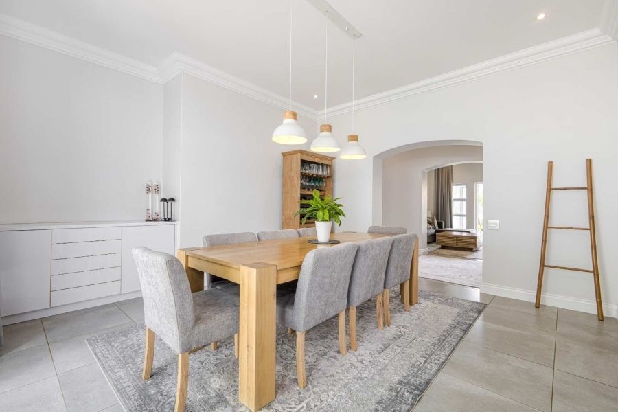 propcentralsa's tweet image. Peaceful living awaits in this Dainfern Golf Estate. View it now at buff.ly/RZAk9a4 listed for R13,750,000
4 Bedrooms| 4.5 Bathrooms| 3 Garages| Pool
Follow #PropertyCentral for #EXTREME property
#DreamHome #ModernLiving #CulDeSacLife