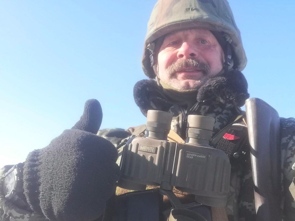 poroshenko's tweet photo. Олег Барна завжди боровся за Україну та її вільне майбутнє. 
 
Уже третій рік, як його немає з нами, а досі важко до цього звикнути. 
 
Його смерть тоді стала для мене ударом, цілковитою несподіванкою, хоча на фронті смертельна загроза всюди. Олег загинув під час штурму ворожих позицій за день до свого дня народження 17 квітня, біля села Павлівка на Донбасі. До останнього подиху він виконував те, у що вірив: Україна повинна бути сильною та незалежною. І нічому російському немає місця на нашій землі. 
 
Олег завжди був серед перших: мав гаряче серце, був чесним і прямолінійним. Ніколи не стояв осторонь, коли Україна кликала: ні тоді, коли був студентом і брав участь у голодних протестах, ні коли став народним депутатом. 
 
У лютому 2014 року ми разом були на Майдані. Тоді, в Маріїнському парку, Олега поранили під час протистоянь із силовиками. Він показав, що не боїться пролити власну кров за гідність і свободу українців, за наше європейське майбутнє. Таким принциповим я і знав Олега весь час нашої дружби та державної роботи. 
 
А ще Олег був дуже впертим і завжди наполягав на своєму. Попри травми він пішов добровольцем на фронт, коли на сході України розпочалася війна. Взяв до рук зброю і в 2022 році, хоча вже був непридатний до служби, і домігся, щоб його взяли саме до штурмової бригади. 
 
«Ми маємо залишити нашим дітям захищену, безпечну країну, щоб вони більше не знали, що таке війна й убивства, які несе російський чобіт», — казав Олег. 
 
Друже, ти давно вже в небесному війську, а ми тут продовжуємо твою боротьбу.