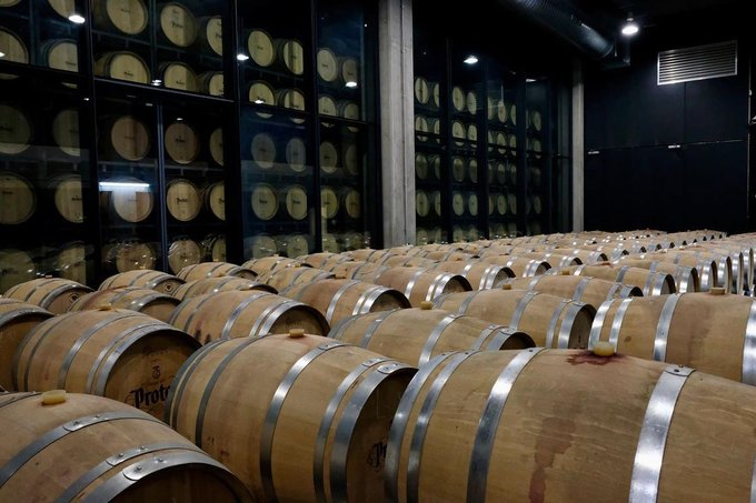 Bodegas_Protos's tweet photo. ¡POR FIN! 🙌 Buenos días. El sonido que más nos gusta un viernes no es el de la alarma, sino el del descorche de una botella compartida. 🍾🥂
¡A disfrutar del fin de semana, os lo habéis ganado! #FelizViernes #MomentoProtos https://t.co/IAYFD2dpGo