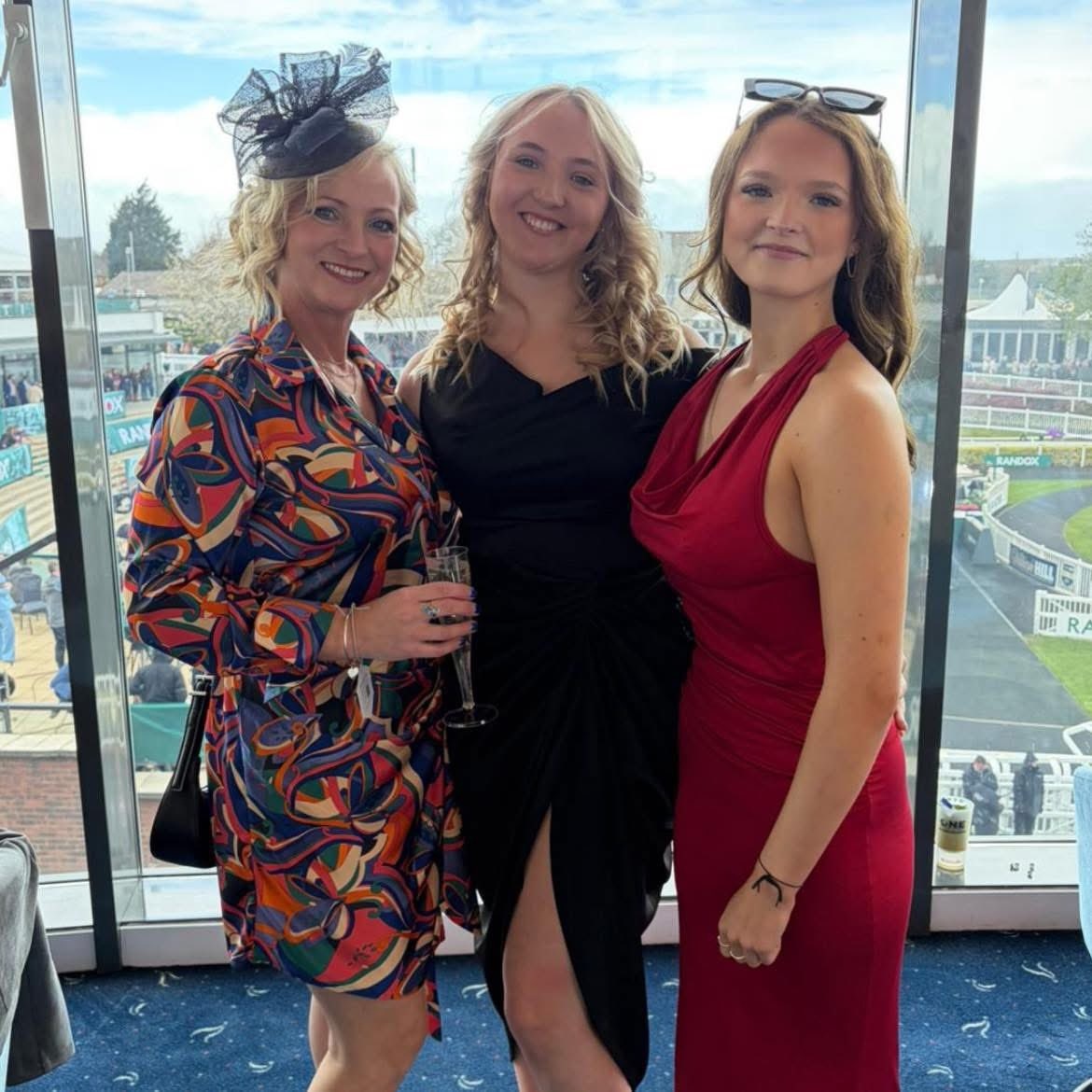 mother daughter tweet media