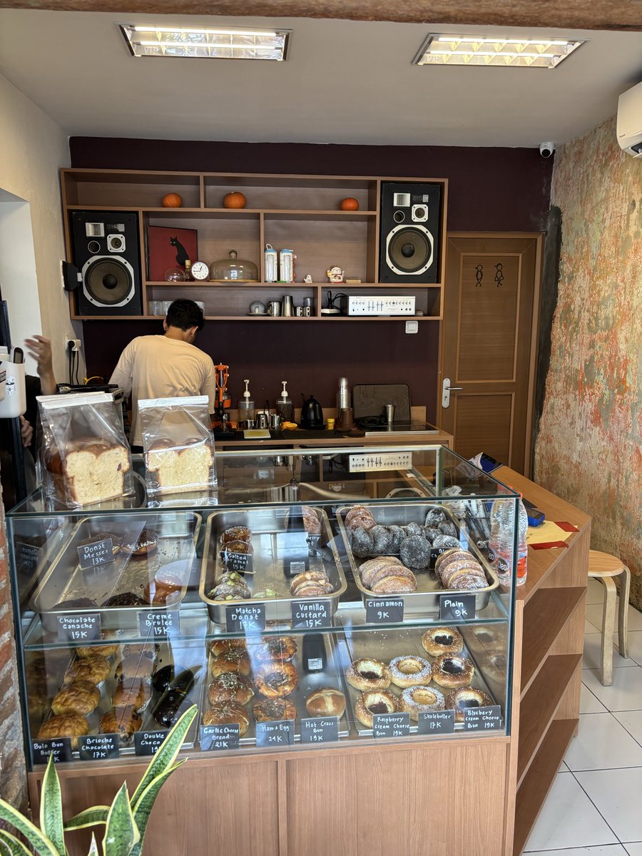 panggilbeeawkey's tweet photo. cobain caffe di bantul namanya La Brios
bezirrrr bluberi krim cissnya enakkk bgtt blm ada lawan hahahha https://t.co/zOQtDNnuBo