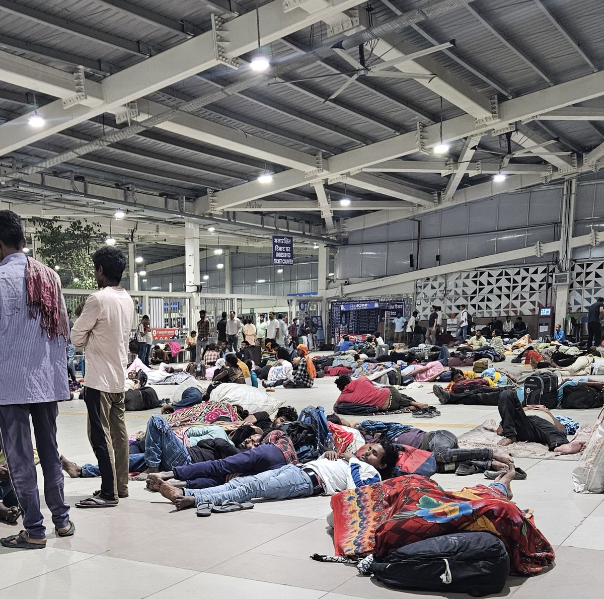 raaje_verma's tweet photo. When will Indian railway station get out of this situation? #indianrailways https://t.co/ap4zWWMyKj