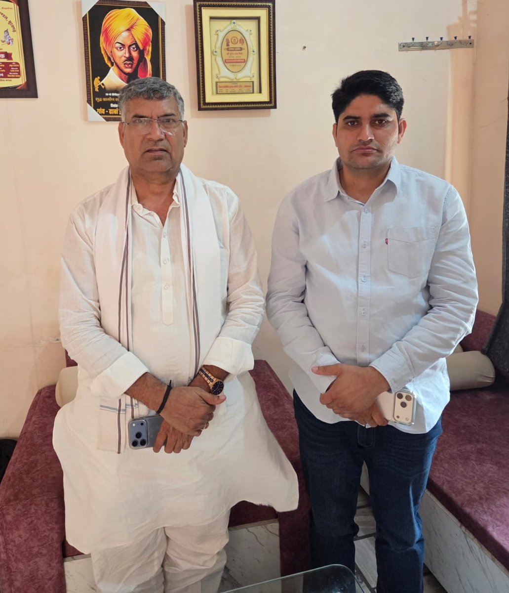 RajkumarParswal's tweet photo. सूरतगढ़ के लोकप्रिय विधायक आदरणीय श्री डूंगर राम गेदर जी से आत्मीय मुलाकात कर उनका स्नेह व अमूल्य मार्गदर्शन प्राप्त किया।
आपका भाई राजकुमार परसवाल ( प्रदेश अध्यक्ष पद हेतु राजस्थान प्रदेश युवा कांग्रेस) #RajkumarParswal #Rajasthan #YouthCongress #RPYC #Youth #IYC #RajasthanYouthCongress