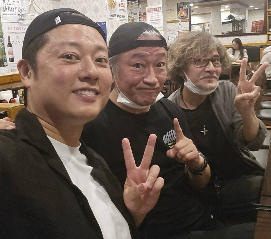hatabo0109's tweet photo. 声だけ出演舞台「Private Fears in Public Places」がいよいよ24日からシアター代官山にて上演されます。素晴らしい作品なので、皆様是非劇場まで足をお運び下さい！6人だけの出演者。それぞれが難しい役柄を見事に演じています。で、私の心のオアシス、はじめさんと優一くん。素晴らし過ぎる演者！ https://t.co/RUky0T3NJs