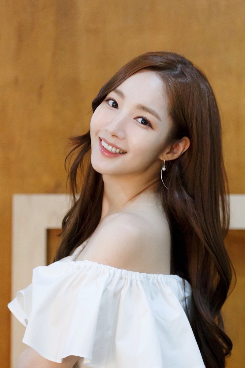 wdlGENTLEBABE's tweet photo. ᅠᅠ 
⠀       “พี่ณีคะ, มีลูกบ้านคอนโดทำคุ้กกี้แจกด้วย” รอยยิ้มพลันจางไปเมื่อหยิบหนึ่งชิ้นขึ้นมากัด “ฝากเก็บหน่อยนะคะ”

⠀       ‘เก็บ ?’ แม่บ้านมองตามแม่แมวด้วยใบหน้าฉงนไม่เข้าใจนักก่อนได้คำตอบเมื่อลองชิมวัตถุอันตรายดูบ้าง ‘หมายถึงเก็บทิ้งนี่เอง’

#เนื้อคู่ประตูบานไหน 
ᅠᅠ https://t.co/d6NdRKEUaV