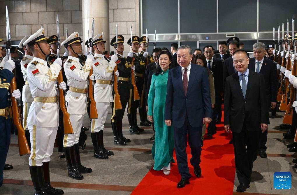 CCTVAsiaPacific's tweet image. 🚄#Vietnam’s top leader #ToLam departed Beijing by #highspeedtrain for Southwest China's Guangxi Zhuang Autonomous Region on Thursday morning, continuing his China visit. After around 10 hours, To Lam arrived in Nanning of Guangxi. He took a high-speed train to visit Xiong'an New