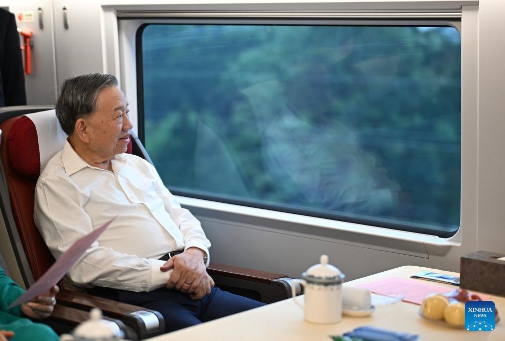 CCTVAsiaPacific's tweet image. 🚄#Vietnam’s top leader #ToLam departed Beijing by #highspeedtrain for Southwest China's Guangxi Zhuang Autonomous Region on Thursday morning, continuing his China visit. After around 10 hours, To Lam arrived in Nanning of Guangxi. He took a high-speed train to visit Xiong'an New