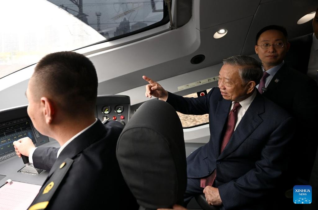CCTVAsiaPacific's tweet image. 🚄#Vietnam’s top leader #ToLam departed Beijing by #highspeedtrain for Southwest China's Guangxi Zhuang Autonomous Region on Thursday morning, continuing his China visit. After around 10 hours, To Lam arrived in Nanning of Guangxi. He took a high-speed train to visit Xiong'an New