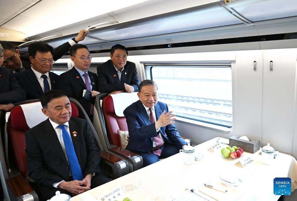 CCTVAsiaPacific's tweet image. 🚄#Vietnam’s top leader #ToLam departed Beijing by #highspeedtrain for Southwest China's Guangxi Zhuang Autonomous Region on Thursday morning, continuing his China visit. After around 10 hours, To Lam arrived in Nanning of Guangxi. He took a high-speed train to visit Xiong'an New