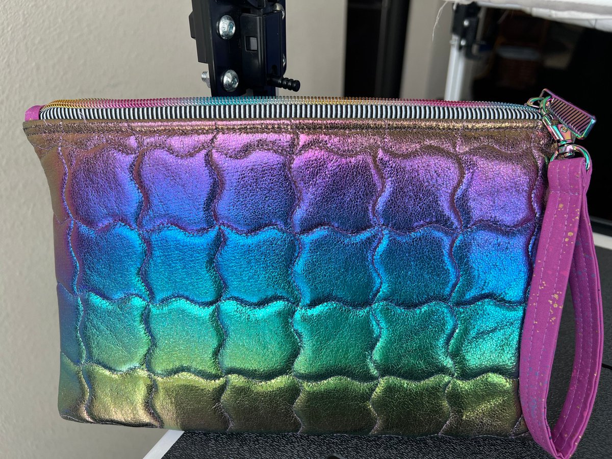 angelhw1956's tweet image. Rainbow Vinyl Zipper Pouch: Travel Makeup Bag with Inside Pockets tuppu.net/a013d763 #TeaTimeQuiltsnMore #Etsy #MakeupBag
