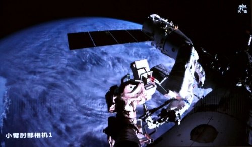 RevesdEspace's tweet image. 🧑🏻‍🚀 Le 16 avril, les astronautes de #Shenzhou21, Zhang Lu et Wu Fei, ont effectué une 3e sortie spatiale (EVA), d'une durée de 5,5 heures, pour l'installation de protections contre les débris et des inspections à l'extérieur de la station #CSS.
1/2