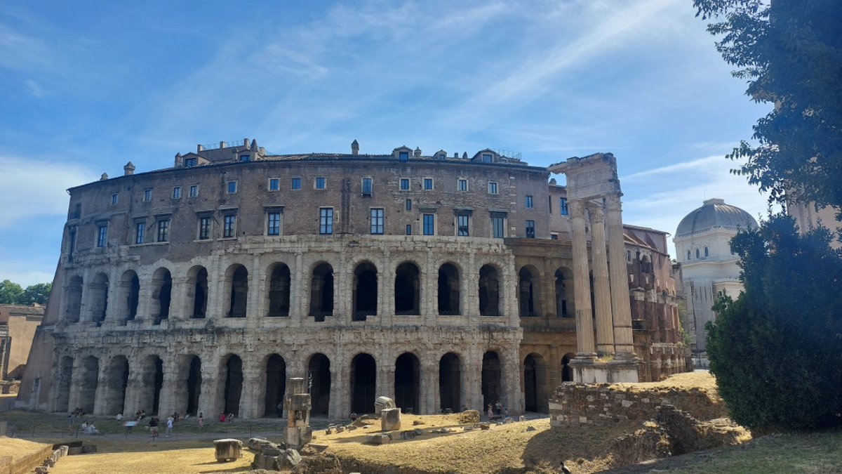 Occhi dilatati, sopracciglia aggrottate, bocche spalancate e voluminose masse di capelli che puntano gli osservatori. Di maschere nel Teatro di Marcello ce ne erano tante. Erano uniche nel loro genere innanzitutto per raffinatezza dell’esecuzione.

sguardoadest.it/new_blog/masch…