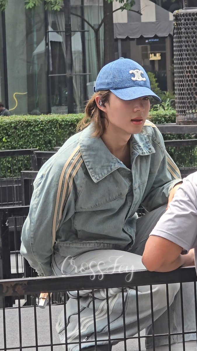 fey_cross tweet media