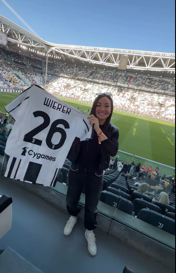 ladolcejuve's tweet photo. «Nemmeno quando ero la più forte, ho mai realizzato di esserlo», dice la Wierer, leggenda del biathlon 🇮🇹 
Tanti trionfi, ma anche tante lacrime ed emozioni con passerella finale ad Anterselva
L'addio alle gare di Dorothea grandissima juventina❤️🤍🖤
#biathlon
#Wierer
#Juventus https://t.co/Mb9kjpkoGF