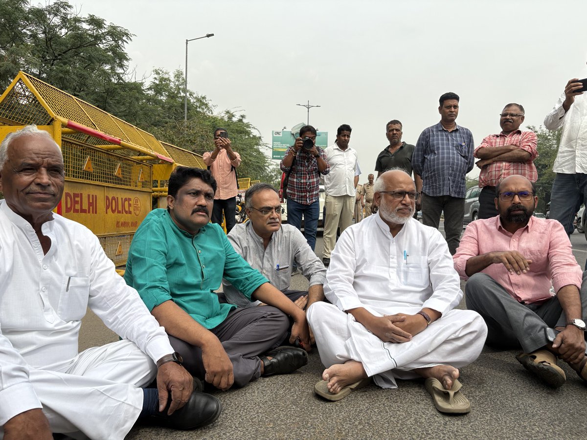 Noel__ben's tweet photo. Comrades Amra Ram, AA Rahim, Arun Kumar, V Sivadasan, and the GS himself, were stopped by UP Police, on the way to meet the detained leaders of workers' struggle in Noida. They started a sit-in at the spot! Comrades are on the way now as the administration has bent their knees https://t.co/x79bo615kT