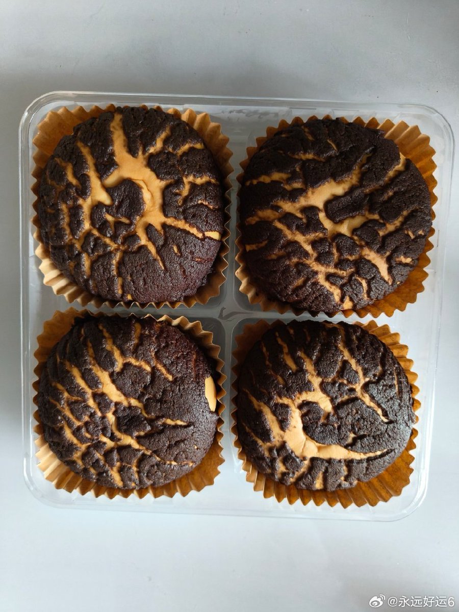 Gusthav26000405's tweet image. Baking joy! Mixed butter u0026 sugar till fluffy, folded in chocolate chips, popped in the oven—warm cookies now melting hearts. Who’s stealing a bite  #BakingFun #HomeBakedHeaven