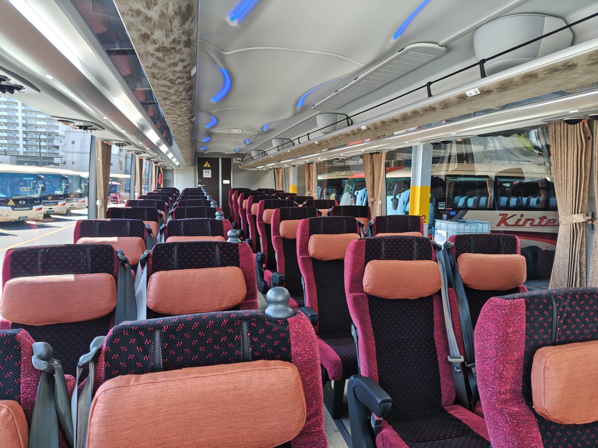 ct_bus's tweet photo. 名阪近鉄バス様にお邪魔し、特別仕様車「はばたき」を見せていただきました。R8年3月登録の2PG-RU1ASDJ、いすゞガーラです。高級感漂うボディに羽が大きく延びるデザイン。正36席の化粧台WC付で、背面テーブル、フットレスト、USB、可動式ヘッドレストを備えます。
＃名阪近鉄バス
＃はばたき
＃ct_bus https://t.co/pOGXYMouG3