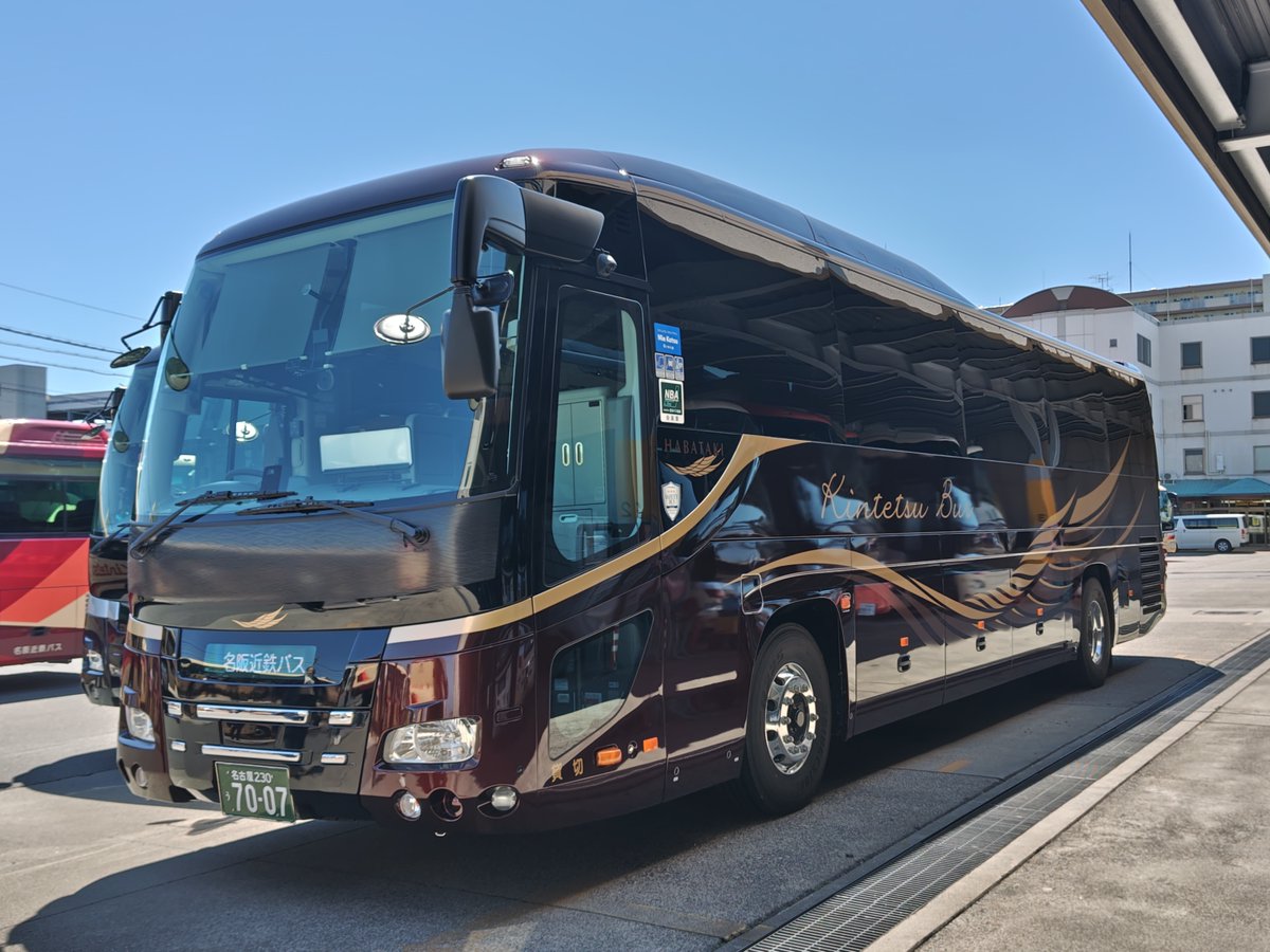 ct_bus's tweet photo. 名阪近鉄バス様にお邪魔し、特別仕様車「はばたき」を見せていただきました。R8年3月登録の2PG-RU1ASDJ、いすゞガーラです。高級感漂うボディに羽が大きく延びるデザイン。正36席の化粧台WC付で、背面テーブル、フットレスト、USB、可動式ヘッドレストを備えます。
＃名阪近鉄バス
＃はばたき
＃ct_bus https://t.co/pOGXYMouG3