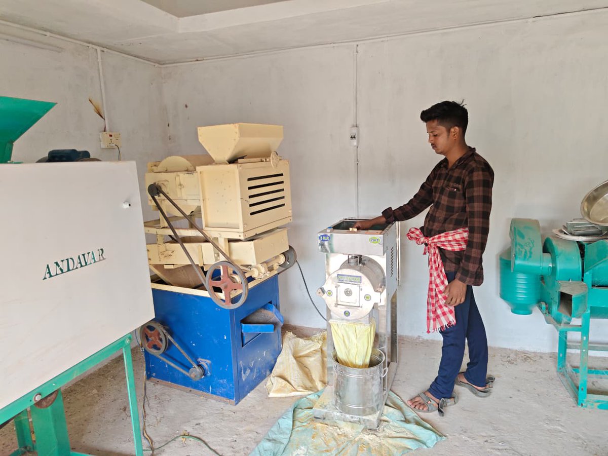 AgriGoI's tweet image. Solar energy driving value addition in agri-processing 🌱⚡

In #Bolangir, #Odisha, Ghasiendevi Farmer Producer Company Ltd. is operating solar-powered multi-purpose pulveriser for millet, paddy &amp;amp; pulses flour—enhancing processing efficiency, reducing costs, boosting farmer