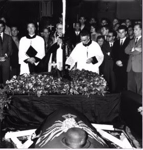 mariobianchi18's tweet image. Il #17aprile 1967 funerali di #Totò a Napoli. Alla Basilica del Carmine 3 mila persone, altre 100 mila nei paraggi. Sulla bara è poggiata la sua bombetta. L'eloquio funebre è di #NinoTaranto. Ebbe 3 funerali: a Roma, questo e al rione Sanità voluto da un guappo: senza il morto.