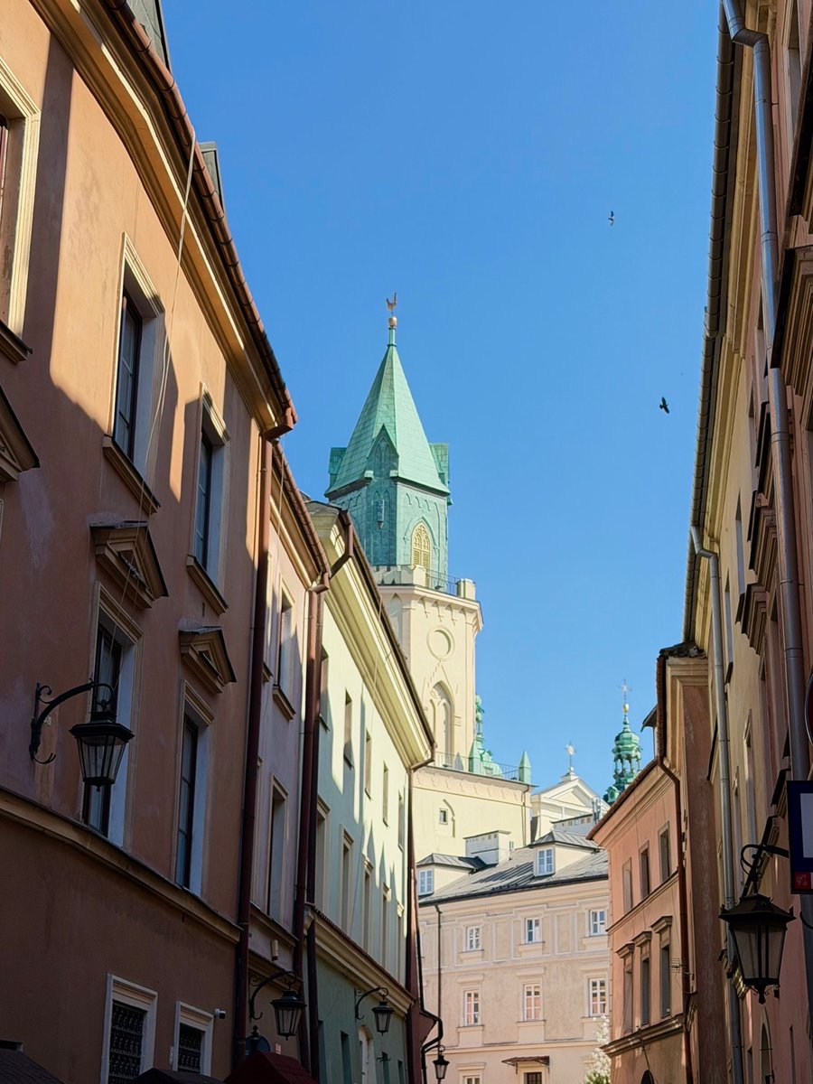 Miasto_Lublin's tweet photo. Dzień dobry w #piatek! Wraz z pierwszymi promieniami słońca #Lublin budzi się do życia ☀️ Aromatyczna kawa, szybkie spojrzenie za okno i działamy 💪🏻 Dobrego dnia!
#DzienDobry #StareMiasto https://t.co/zrJdl0sbhA