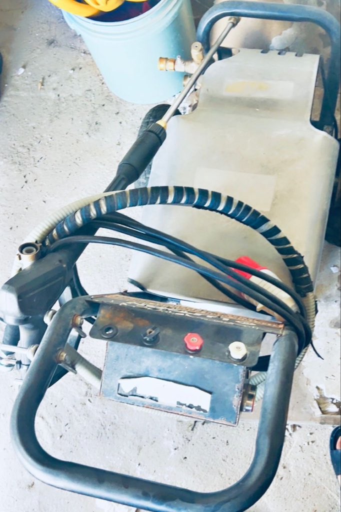 Wakuu, kama una Car wash au Plan ya kuanzisha Car wash, nakuletea deal you cant refuse.
1. Lutian Pressure Washer Machine Psi 3600
2. Vacuum Cleaner 
Zipo Mbezi Bondeni Jijini Dar.
Zote zinatoka kwa 850,000/=
Nipigie 0762344677
Please rt wakuu 🙏🏼