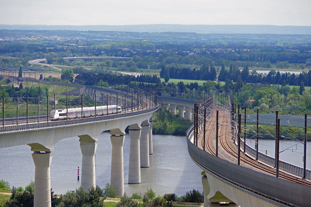 Laugh in Avignon's double viaduc