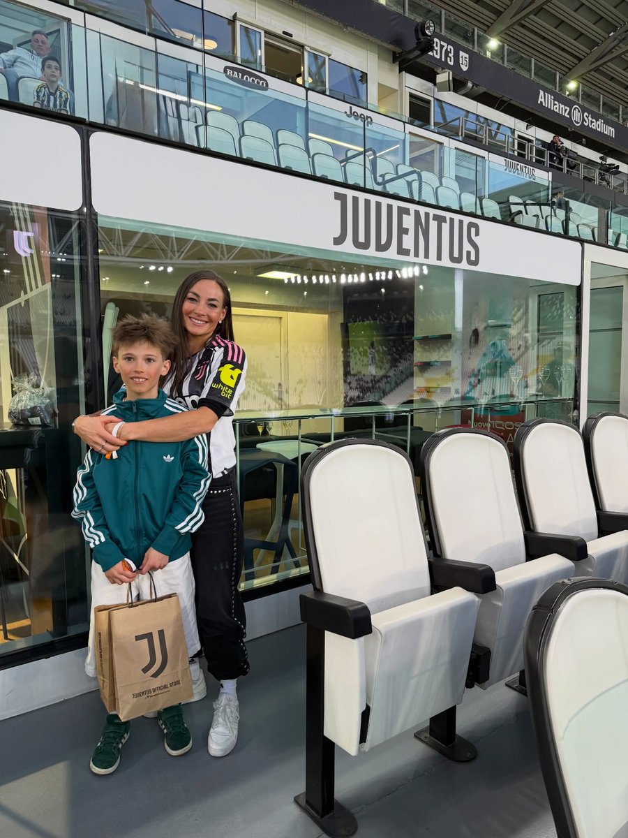 ladolcejuve's tweet photo. «Nemmeno quando ero la più forte, ho mai realizzato di esserlo», dice la Wierer, leggenda del biathlon 🇮🇹 
Tanti trionfi, ma anche tante lacrime ed emozioni con passerella finale ad Anterselva
L'addio alle gare di Dorothea grandissima juventina❤️🤍🖤
#biathlon
#Wierer
#Juventus https://t.co/Mb9kjpkoGF