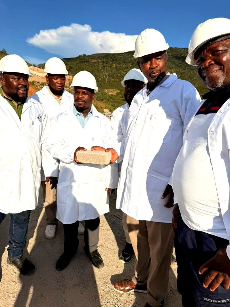 us_2400's tweet photo. Dr Kudakwashe Tagwirei and the High Priest of the Johane Marange Apostolic Church, St Nimrod Mutendi, visit Taguta in a mission entrusted by President Emmerson Mnangagwa—a powerful blend of leadership, faith, and national development in action. 🇿🇼

#Taguta #Zimbabwe #Leadership https://t.co/ghFVq4vS2B