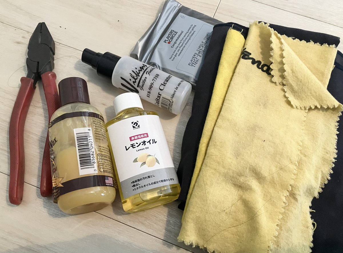 練習の前に弦を替えとこうと、昨日から思いながらもう出る時間。スタジオで替えますか、良い午後を♪