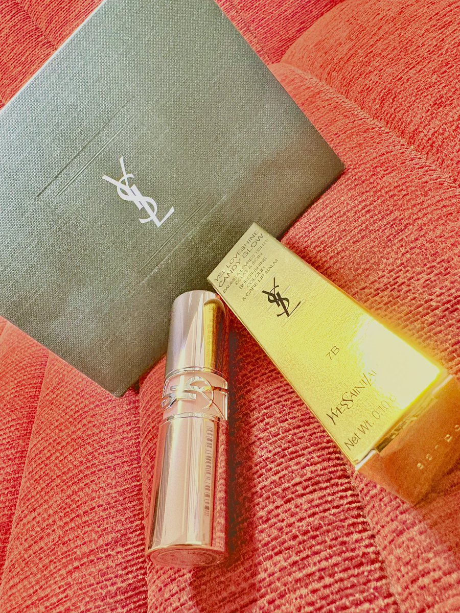 pussypigret's tweet image. この時期になると頂く
アイテム💄
これはメイクを上手くなれと
いうことやな😁

美容グッズや化粧品は
モチベーションを上げてくれる
わくわくするものだと感じる✨

 #makeup   #YSL
#LOVESHINE