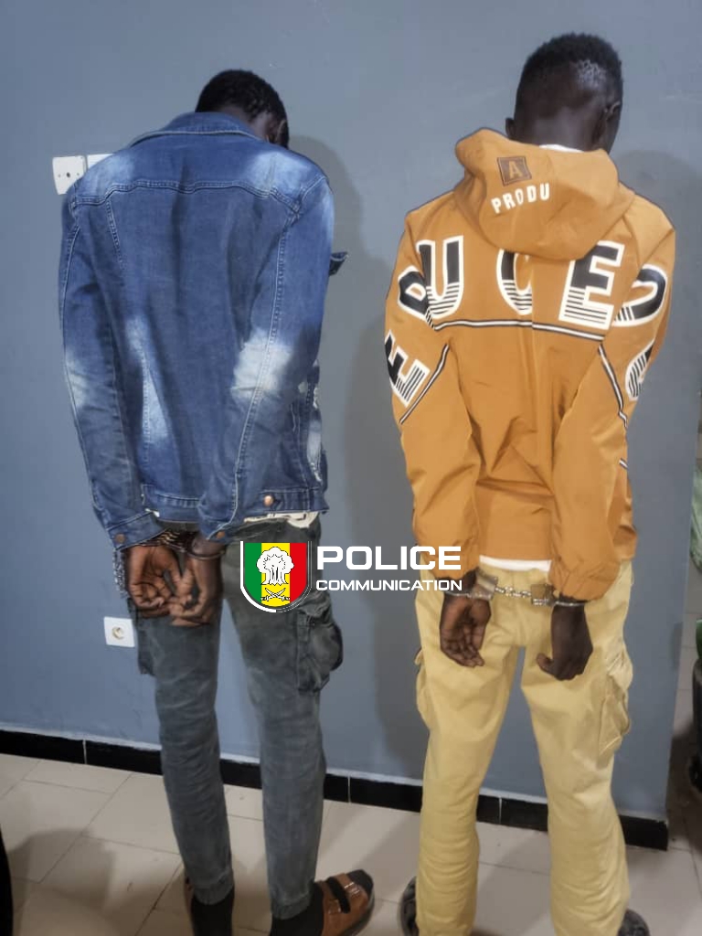 PoliceNationSN's tweet image. Le Poste de Police de Diamaguène Sicap Mbao qui a interpellé deux agresseurs pour vol en réunion commis la nuit. Le butin (téléphone portable) a été récupéré après une dispute entre les complices.
#Proteger #Agression #Senegal #Kebetu