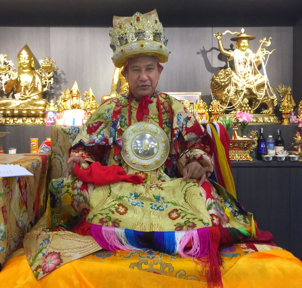 Lightning-Fast Yumar Gyalchen 

One of the most interesting, if lesser known, protectors of Dorje Shugden’s entourage is the Dharma Protector Yumar Gyalchen. While this name may not be familiar to most Dorje Shugden practitioners, they will however be very familiar with his