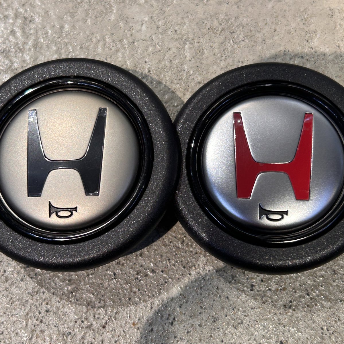 gk5fit3rs's tweet image. 価格がとんでもないので
ちょっとだけ仕入れ…各6個

TypeRはMade in JAPAN 
TypeSはMade in ITALYになってました

どっちもmomoのケースを使ってました

そして保護シールは剥がれ気味ですが
Hマークはあれれ？しっかり貼ってある？

#nsx #typeR #typeS #hornbutton #momo