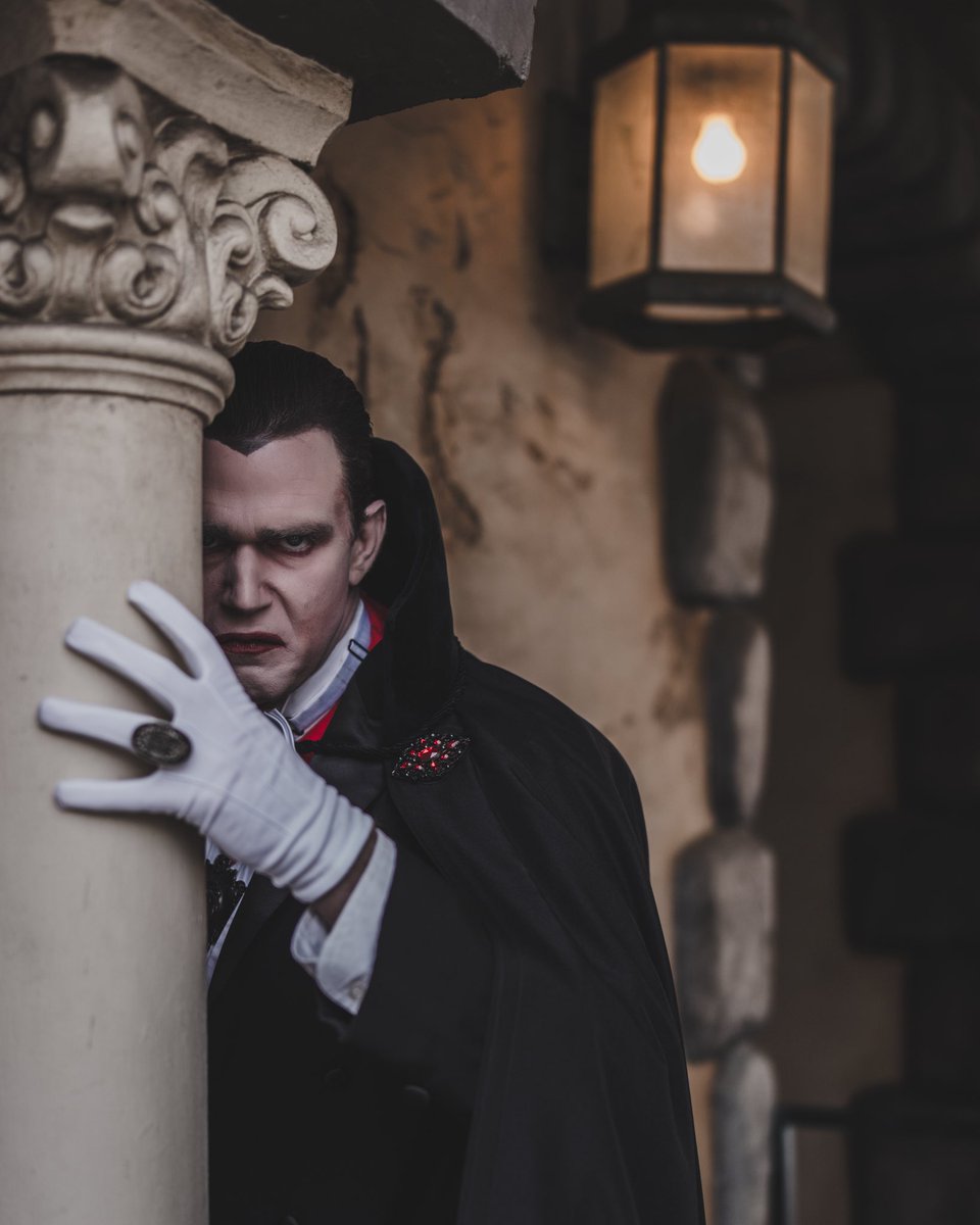TheVillainOn's tweet photo. Just ran into Dracula at Universal Studios Hollywood… should I be worried.😦 

#dracula #universalmonster #universalstudioshollywood #universalstudios #universalffn https://t.co/EOHWk7aOoB