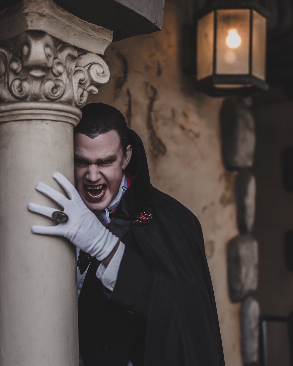 TheVillainOn's tweet photo. Just ran into Dracula at Universal Studios Hollywood… should I be worried.😦 

#dracula #universalmonster #universalstudioshollywood #universalstudios #universalffn https://t.co/EOHWk7aOoB