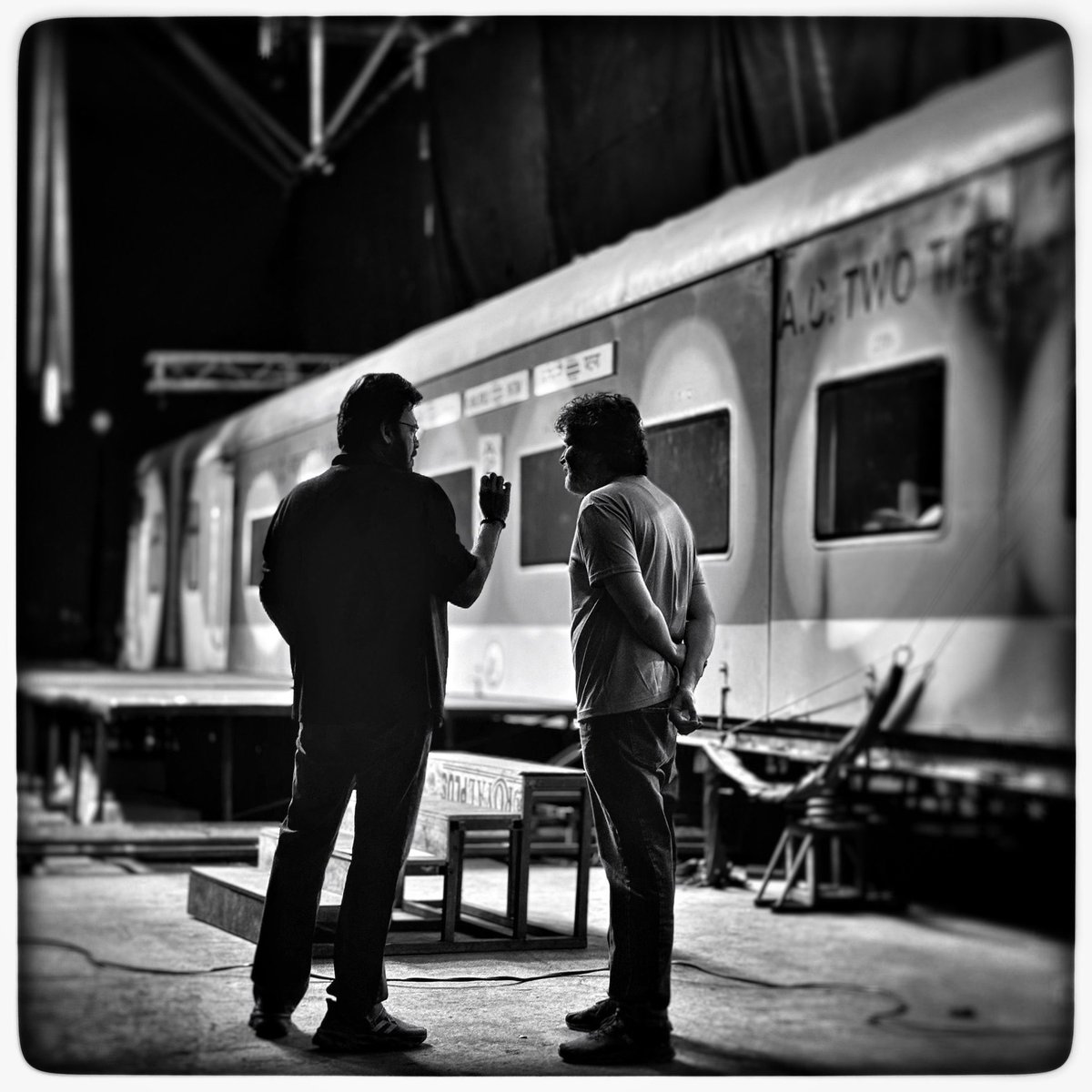 SouthHDUpdates's tweet image. #Venkatesh &amp;amp; Director #Trivikram From The Sets of #AadarshaKutumbam.

#AK47 Shoot in Progress.

@VenkyMama @SrinidhiShetty7