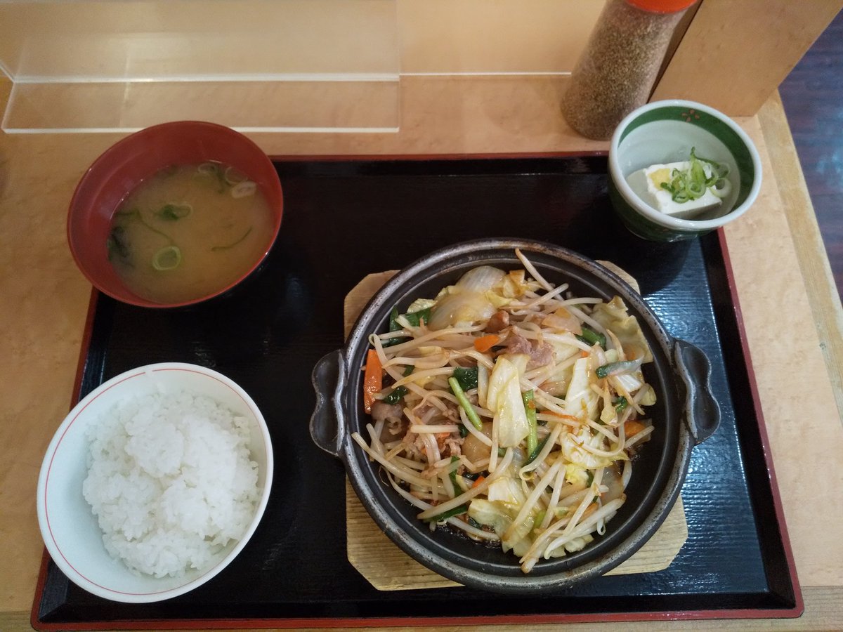 The_Stranger_52's tweet photo. お昼ご飯

街かど屋の野菜炒め定食
ご飯三杯お替り出来るほど食欲が回復

呑むと何も食べない酒癖で断酒始めても日常をおくる体力さえなくなる
昨日から簡単な自炊もできるくらいになった

ご飯炊きながらお料理を創る
ここまでくれば安定期
でもいつ再発するかわからない

#Twitter断酒部 https://t.co/Vl2GIgCZje