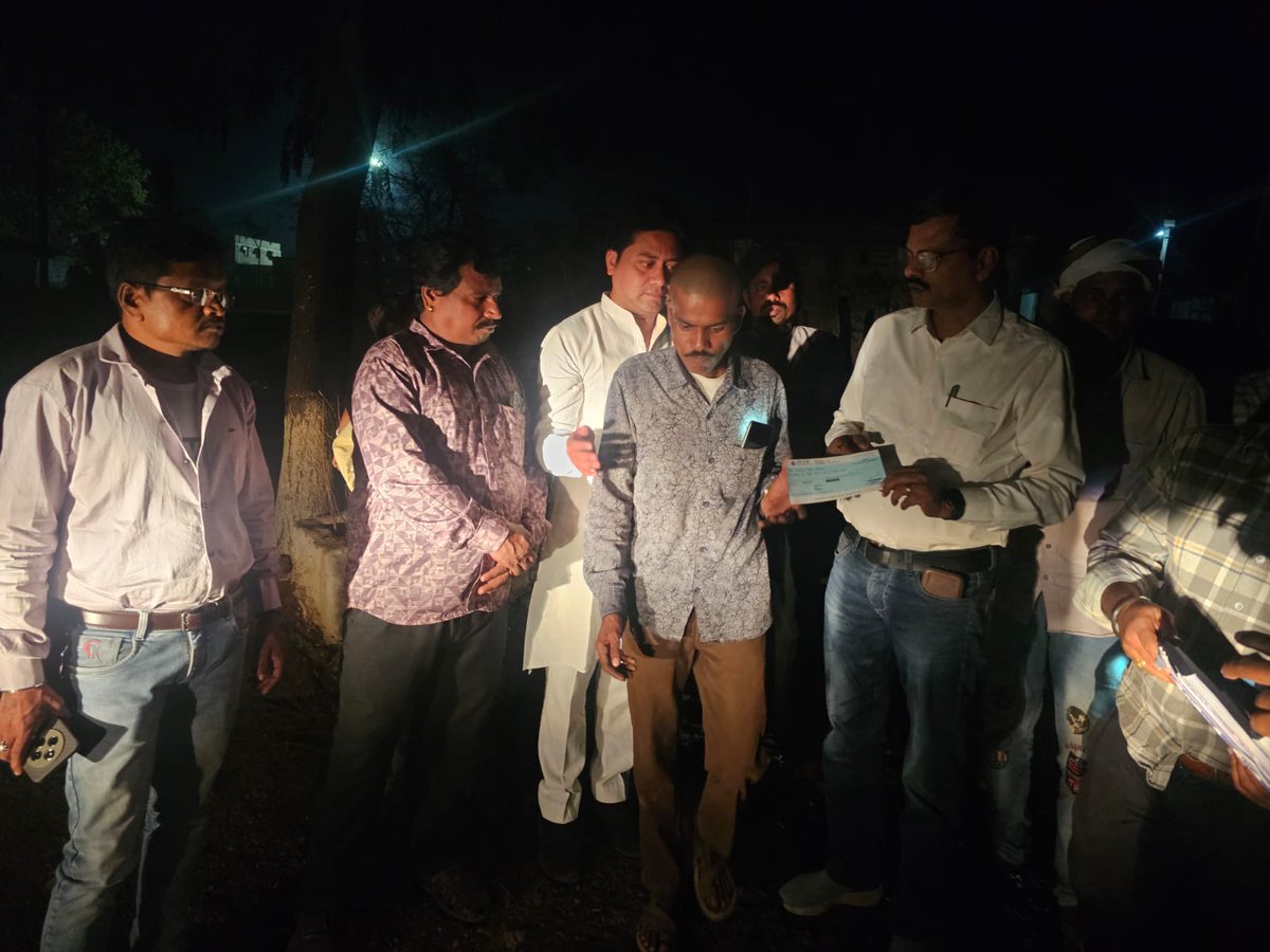 SamparkBB's tweet photo. प्रशासन क़ी त्वरित कार्रवाई से मकान में लगे आग पर पाया काबू, पीड़ित परिवार को तत्काल पहुंचाया आर्थिक सहायता राशि का चेक।
#balodabazar 
#goodgovernance https://t.co/DyVqkdGZk8